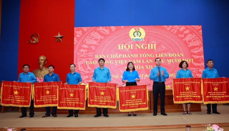 Liên đoàn Lao động tỉnh Hà Tĩnh được nhận Cờ thi đua của Chính phủ